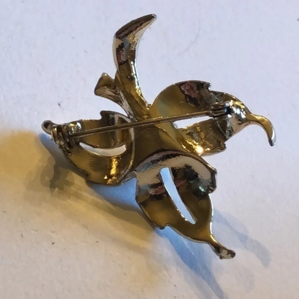 Vintage Gold Tone Faux Pearl Flower Brooch Shoulder Pin